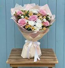 Букет цветов из:  Гвоздики, Орхидеи и Розы в Зеленокумске