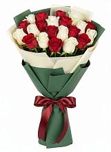 Букет Микс из красных и белых роз в Зеленокумске
