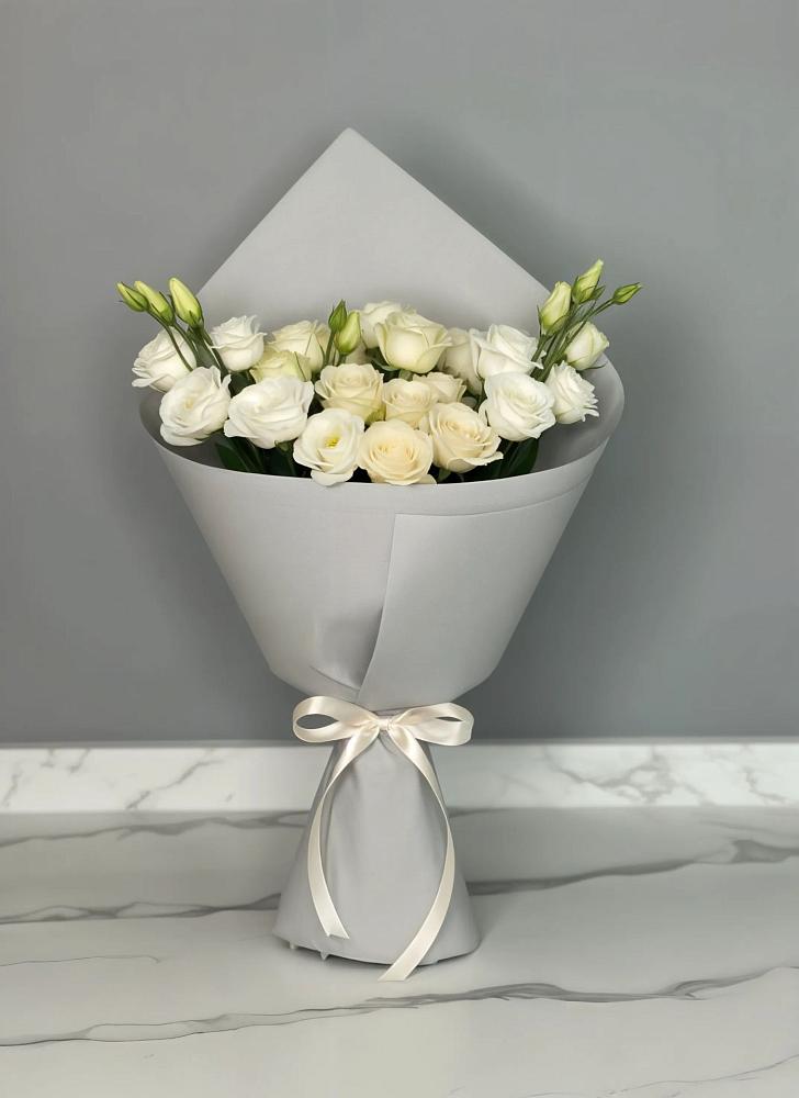 Букет цветов из: Розы и Лизиантусы в Зеленокумске