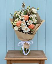 Букет цветов из:  Альстромерии, Лизиантусы, Розы и Хризантемы в Зеленокумске