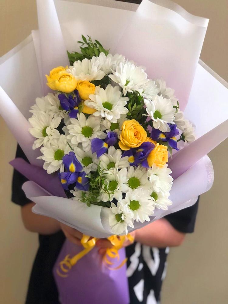 Букет цветов из: Ирисы, Хризантемы и Розы в Зеленокумске