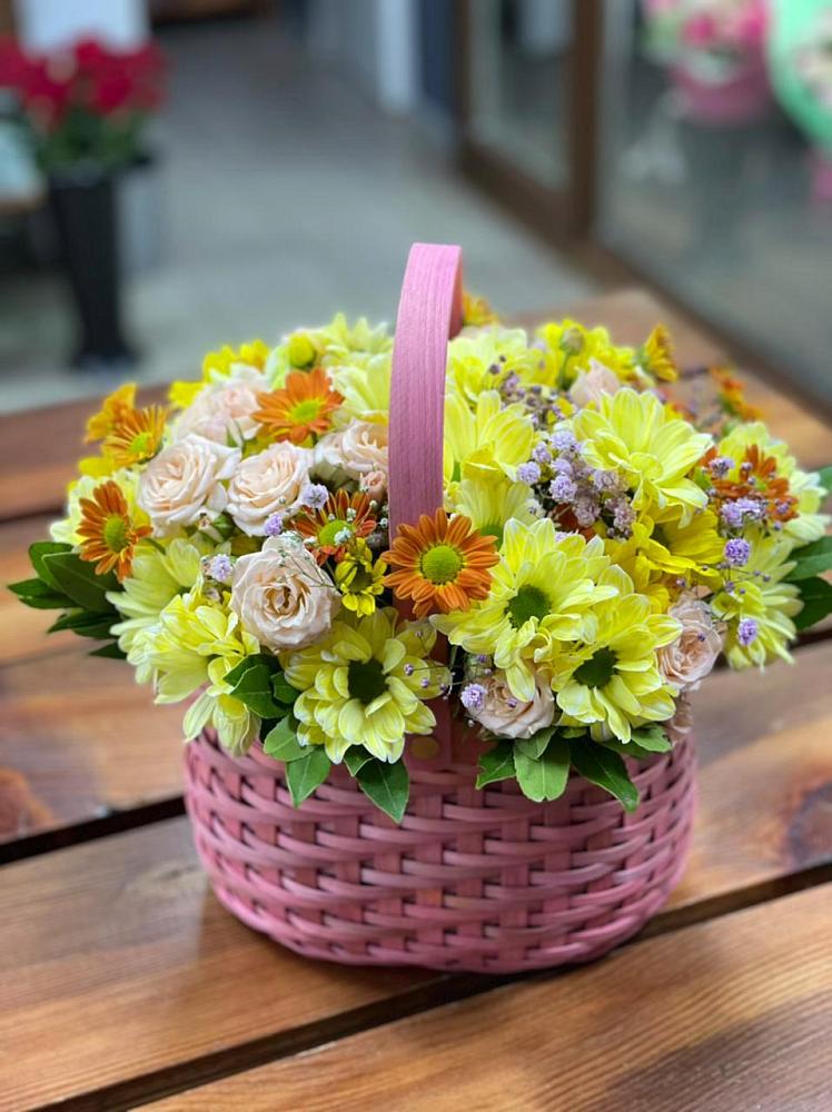 Цветочная композиция из Хризантемы и Розы в корзине в Зеленокумске