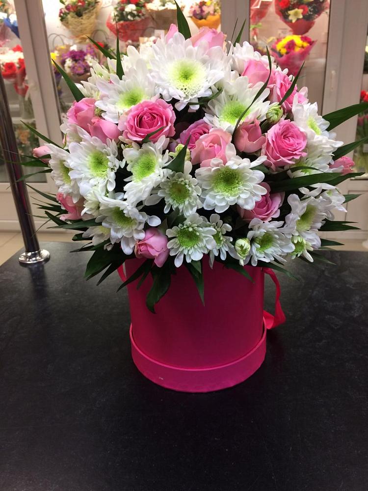 Цветочная композиция из Розы и Хризантемы в шляпной коробке в Зеленокумске