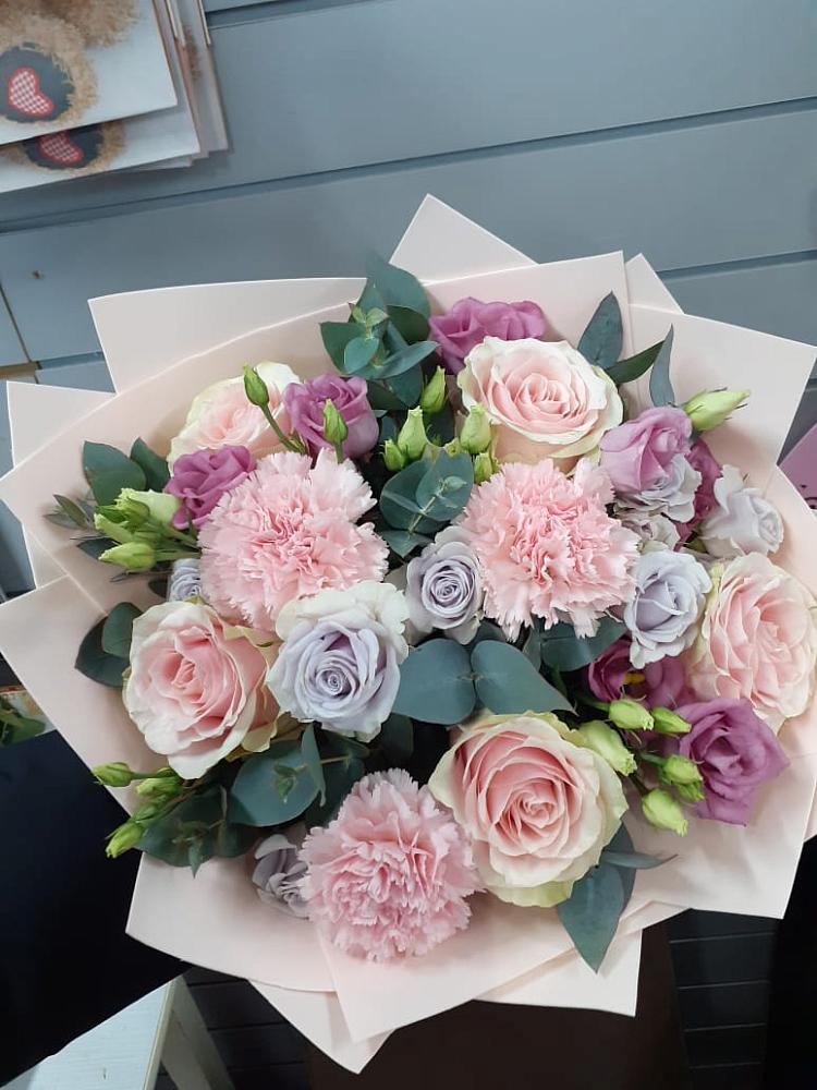 Букет цветов из: Розы, Гвоздики и Лизиантусы в Зеленокумске