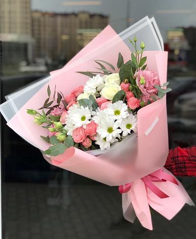 Букет цветов из: Розы, Лизиантусы и Хризантемы в Зеленокумске